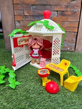 VINTAGE Strawberry Shortcake gazebo Garden House lot 1980s American greetings 🍓